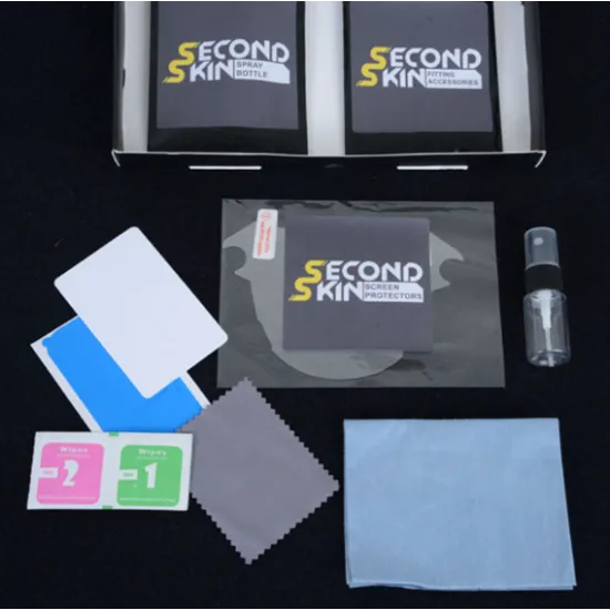 Комплект R&G Second Skin с черна кутия, прозрачен протектор за екран, синя шпатула, сива велурена кърпа, мини спрей бутилка и почистващи кърпички за Ducati Desert X