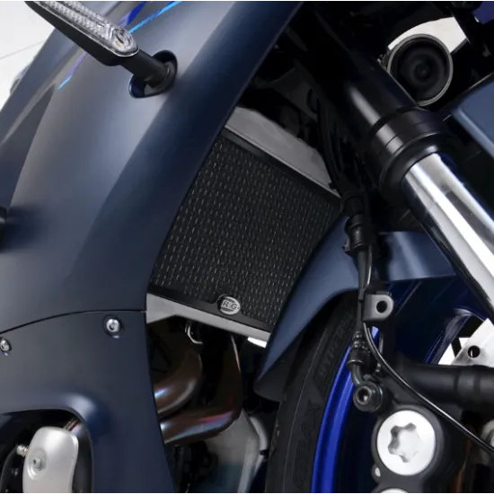 Черен алуминиев протектор за радиатор R&G Racing монтиран на Yamaha R7 в синьо, с плътна квадратна решетка и щамповано лого на марката