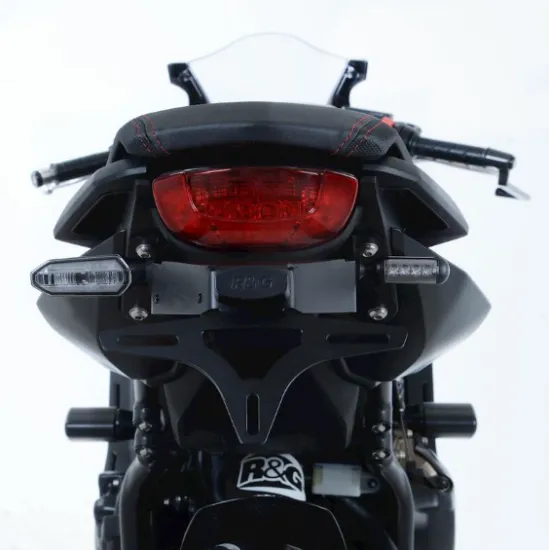 Черна стойка за номер R&G Racing на Honda CB650R с вградена LED светлина и компактна рамка за табела, изглед отляво
