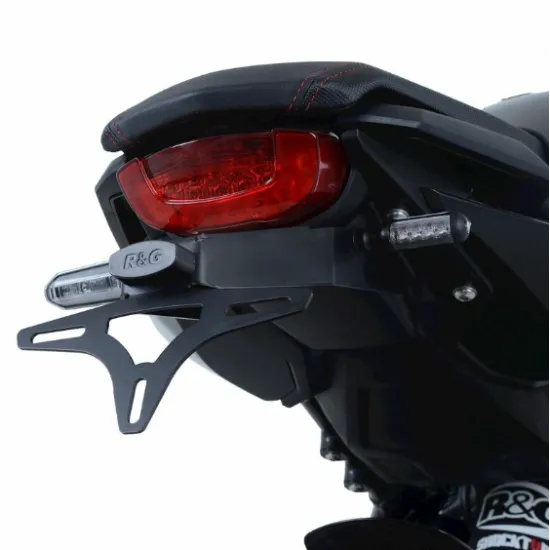 Черна стойка за номер R&G Racing на Honda CB650R с вградена LED светлина и компактна рамка за табела, изглед отляво