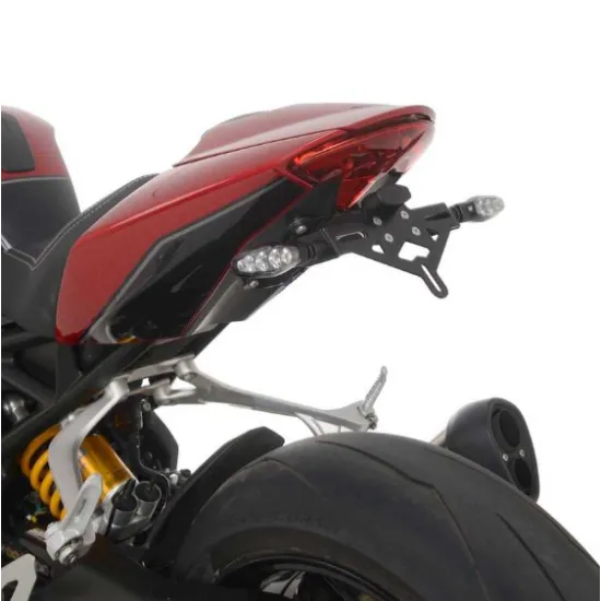 Черна стойка за номер R&G Racing монтирана на червен Triumph Speed Triple, с вградена LED светлина и компактна конструкция