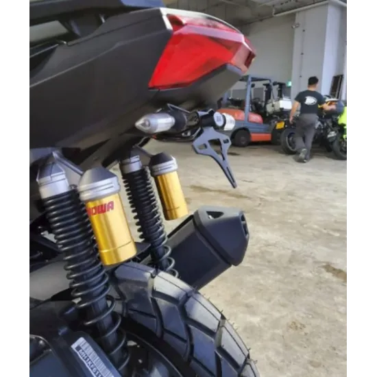 Черна алуминиева стойка за номер R&G Racing на Honda ADV150 с матово покритие, златисти Öhlins амортисьори и компактен носач
