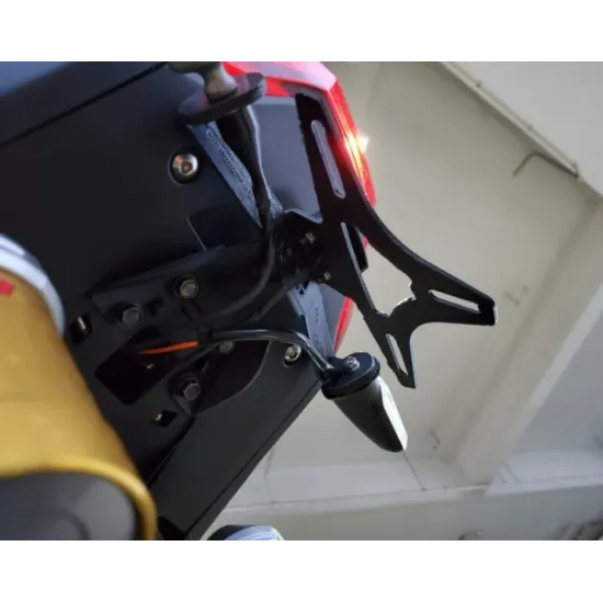 Черна алуминиева стойка за номер R&G Racing на Honda ADV150 с матово покритие, златисти Öhlins амортисьори и компактен носач