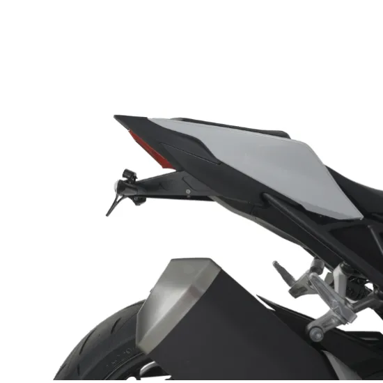Черна перфорирана алуминиева стойка за номер R&G Racing с интегрирани LED мигачи, монтирана на Honda CB1000, до титанов
