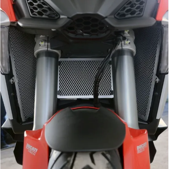 Черен алуминиев протектор за радиатор R&G Racing с ромбовидна мрежа, монтиран на Ducati Multistrada V4S, покриващ и двата радиатора от двете страни на предната вилка