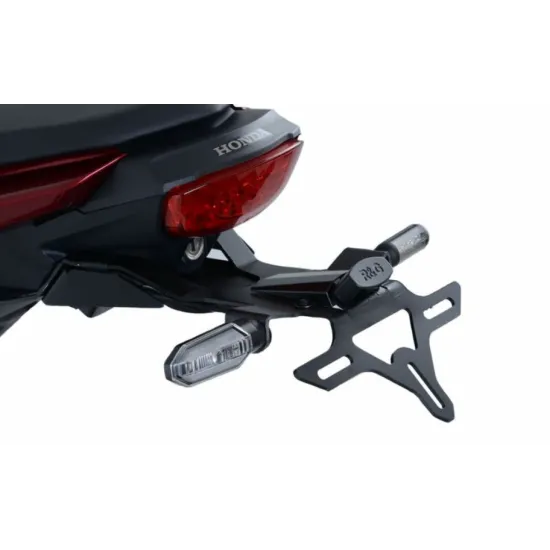 Черна стойка за номер R&G Racing монтирана на Honda CB125R, с компактни LED мигачи и вградено осветление за табела
