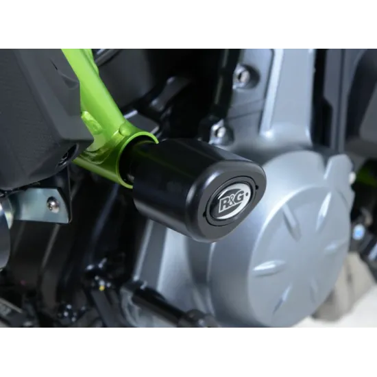 Черни краш тапи R&G Racing с капковидна форма монтирани на зелена рамка на Kawasaki Z650, показващи R&G лого и скрити фитинги