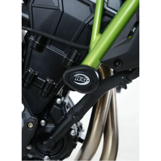Черни краш тапи R&G Racing с капковидна форма монтирани на зелена рамка на Kawasaki Z650, показващи R&G лого и скрити фитинги