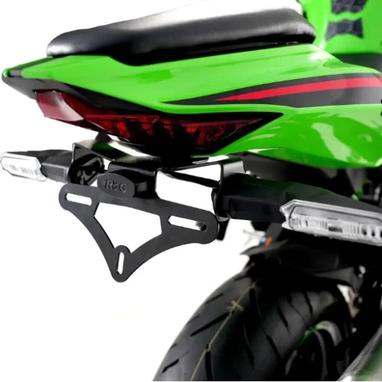 Черна стоманена стойка за номер R&G Racing, монтирана на зелена Kawasaki ZX-4R, с вградена LED светлина и малки LED мигачи