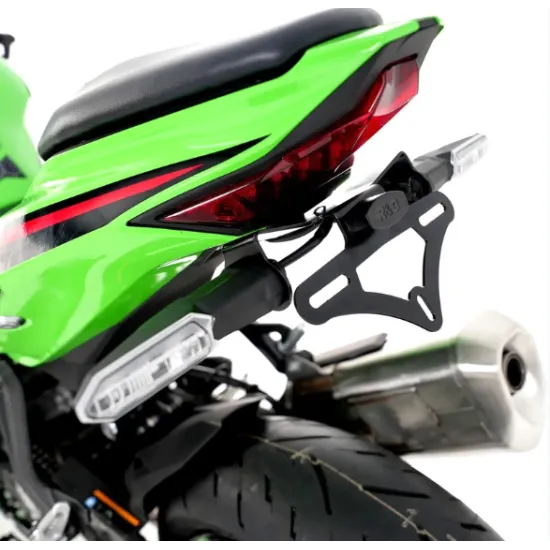 Черна стоманена стойка за номер R&G Racing, монтирана на зелена Kawasaki ZX-4R, с вградена LED светлина и малки LED мигачи