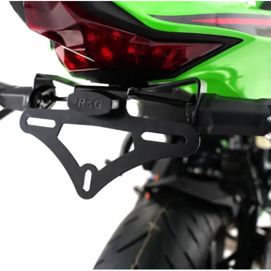 Черна стоманена стойка за номер R&G Racing, монтирана на зелена Kawasaki ZX-4R, с вградена LED светлина и малки LED мигачи