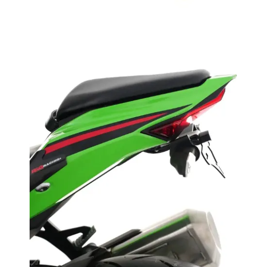 Черна стоманена стойка за номер R&G Racing, монтирана на зелена Kawasaki ZX-4R, с вградена LED светлина и малки LED мигачи