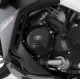Черни R&G Racing протектори монтирани на сребрист Aprilia двигател, показващи матовото покритие и фирменото лого