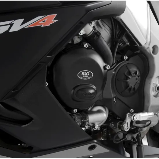 Черни R&G Racing протектори монтирани на сребрист Aprilia двигател, показващи матовото покритие и фирменото лого