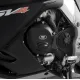 Черни R&G Racing протектори монтирани на сребрист Aprilia двигател, показващи матовото покритие и фирменото лого