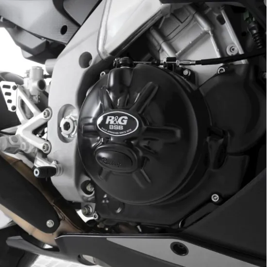 Черни R&G Racing протектори монтирани на сребрист Aprilia двигател, показващи матовото покритие и фирменото лого