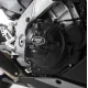 Черни R&G Racing протектори монтирани на сребрист Aprilia двигател, показващи матовото покритие и фирменото лого