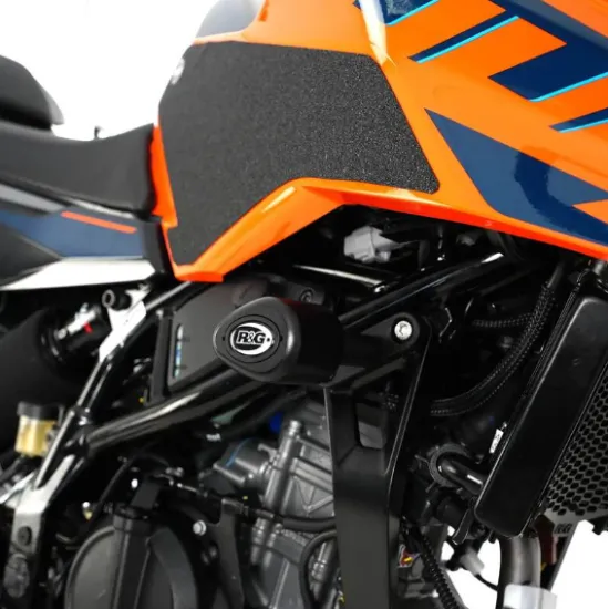 Черни R&G Racing краш тапи монтирани на KTM Duke с оранжево-синьо оцветяване, показващи компактния Aero Style дизайн и позиционирането до двигателя