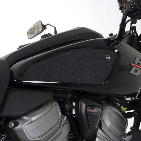 Черни R&G Racing протекторни подложки за резервоар, монтирани на Harley-Davidson Pan America 1250 с Revolution Max 1250