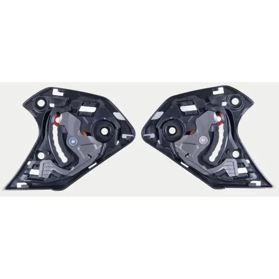 Два черни пластмасови механизма за каска ALPINESTARS R10 с метални крепежни елементи и прецизни монтажни отвори