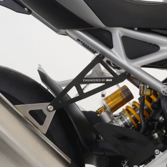 Черни лазерно изрязани пластини R&G Racing на сребриста рамка на Triumph Speed Triple с видим златист амортисьор Öhlins