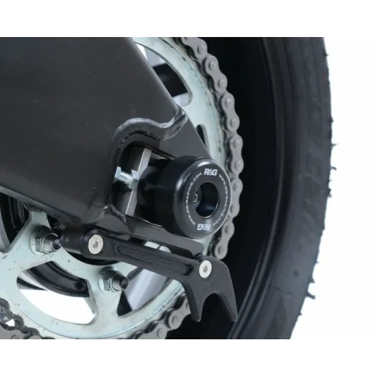 Черни краш тапи R&G Racing монтирани на задната ос на Yamaha мотоциклет, показващи неръждаемия крепеж и логото на марката