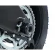 Черни краш тапи R&G Racing монтирани на задната ос на Yamaha мотоциклет, показващи неръждаемия крепеж и логото на марката