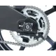 Черни краш тапи R&G Racing монтирани на задната ос на Yamaha мотоциклет, показващи неръждаемия крепеж и логото на марката