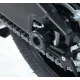 Черни краш тапи R&G Racing монтирани на задната ос на Yamaha мотоциклет, показващи неръждаемия крепеж и логото на марката