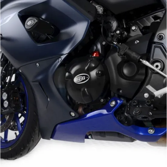 Черен протектор R&G Racing монтиран на левия капак на двигателя на тъмносиня Yamaha MT-07, с видимо лого R&G и червен болт за монтаж