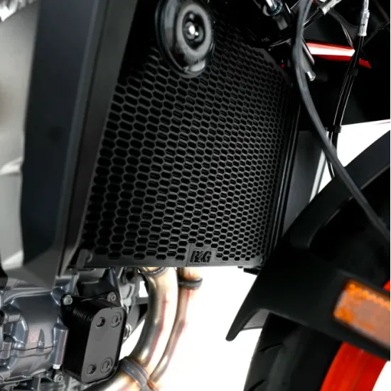 Черен алуминиев протектор за радиатор R&G Racing PRO с honeycomb решетка, монтиран на KTM Duke 990 в оранжево
