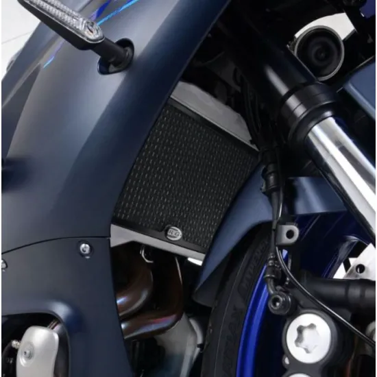 Черна мрежеста решетка R&G Racing Pro монтирана на радиатора на синя Yamaha R7, с видимо лого R&G в долния ляв ъгъл и предна вилка вдясно