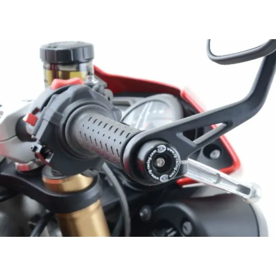 Черни балансьори R&G RACING монтирани на кормило на мотоциклет Triumph с видим логото на марката и стоманена конструкция