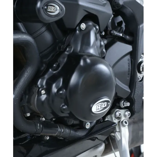 Черен протектор R&G Racing на ляв картер на Triumph Speed Triple, матово покритие с бял овален логотип, монтиран с болтове