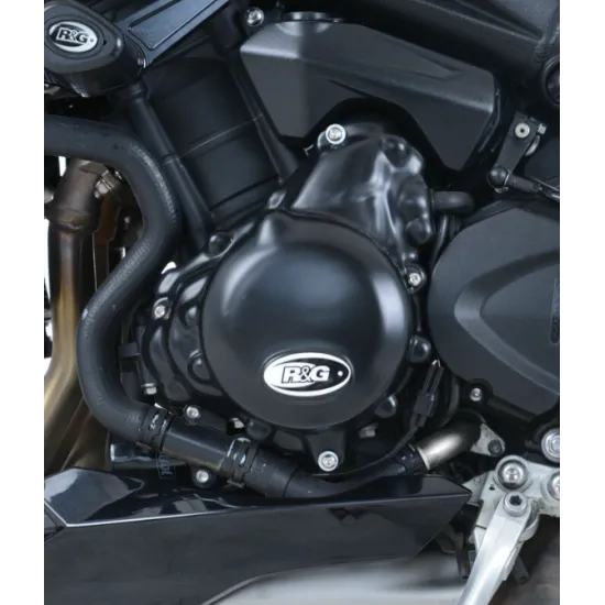 Черен протектор R&G Racing на ляв картер на Triumph Speed Triple, матово покритие с бял овален логотип, монтиран с болтове