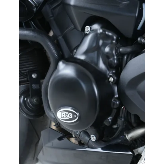 Черен протектор R&G Racing на ляв картер на Triumph Speed Triple, матово покритие с бял овален логотип, монтиран с болтове
