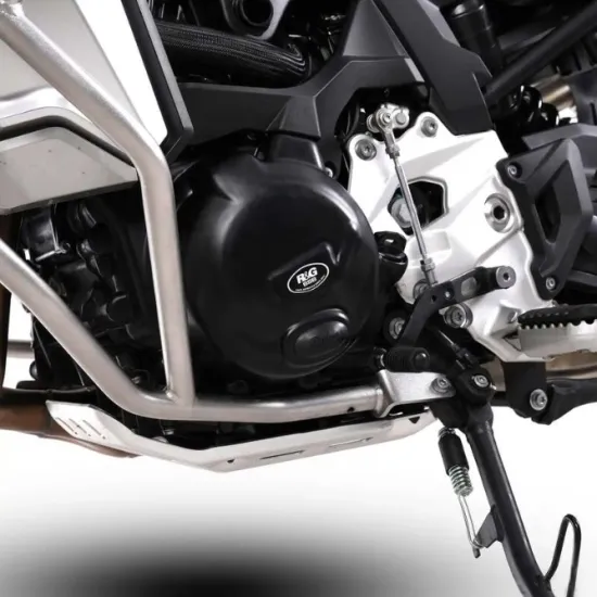 Черен картерен протектор R&G Racing с лого, монтиран на левия двигателен капак на BMW F 800GS с оранжева джанта
