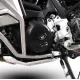 Черен картерен протектор R&G Racing с лого, монтиран на левия двигателен капак на BMW F 800GS с оранжева джанта