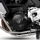 Черен картерен протектор R&G Racing с лого, монтиран на левия двигателен капак на BMW F 800GS с оранжева джанта