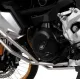 Черен картерен протектор R&G Racing с лого, монтиран на левия двигателен капак на BMW F 800GS с оранжева джанта