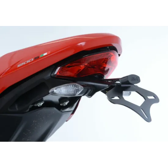 Черна стойка за номер R&G Racing монтирана на червен Ducati Monster 1200S, видими OEM мигачи и LED осветление за номер