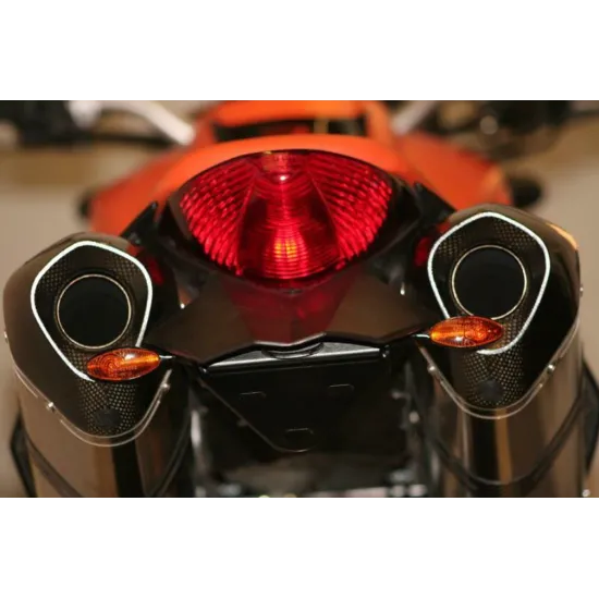 Задна част на KTM SuperDuke 990 с двоен карбонов ауспух, голям червен стоп и оранжеви мигачи - монтирана стойка за номер R&G