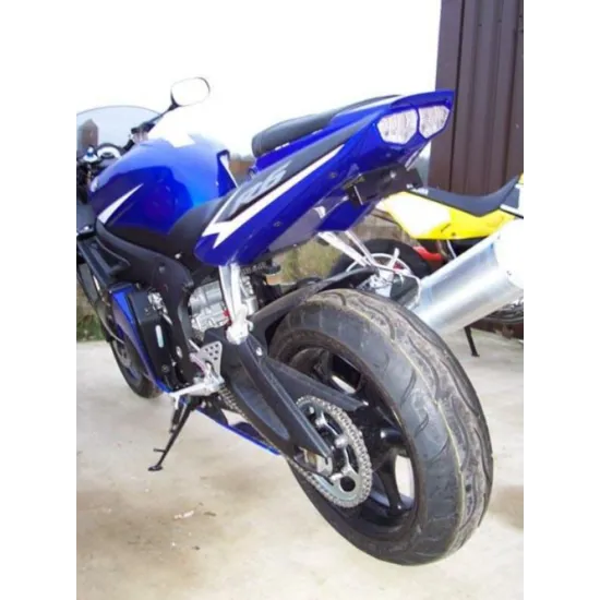 Черна стойка за номер R&G Racing монтирана на син Yamaha YZF-R6, изглед от задната дясна страна