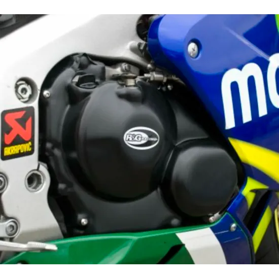 Матово черен протектор R&G Racing на десния картер на Honda CBR600RR, монтиран до обтекател в синьо и бяло с лого Akrapovic