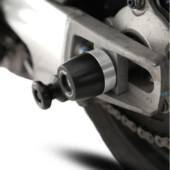 Черни краш тапи R&G Racing конусовидна форма монтирани на ост задно окачване Aprilia Tuono с дискова спирачка