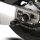 Черни краш тапи R&G Racing конусовидна форма монтирани на ост задно окачване Aprilia Tuono с дискова спирачка