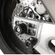 Черни краш тапи R&G Racing конусовидна форма монтирани на ост задно окачване Aprilia Tuono с дискова спирачка