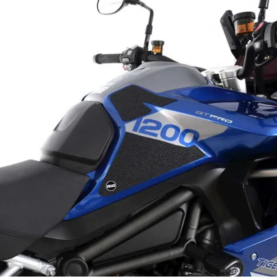 Прозрачен протектор R&G Racing на синьо-сребрист резервоар Triumph Tiger 1200 GT Pro с текстурирана повърхност и лого R&G