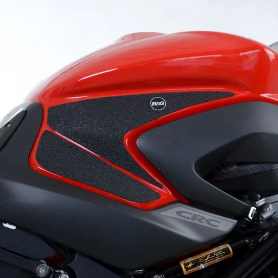 Черен R&G Tank Grip Kit монтиран на червен резервоар на MV Agusta Brutale 1000RR с текстурирана повърхност и лого