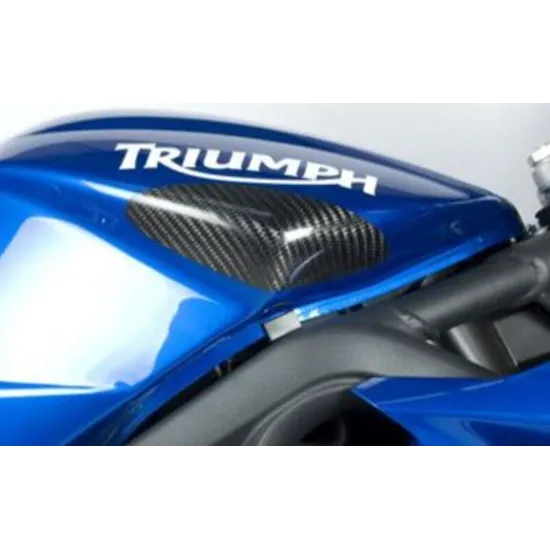 Карбонов плъзгач R&G Racing с 3K плетка, монтиран на син резервоар Triumph - изглед отблизо